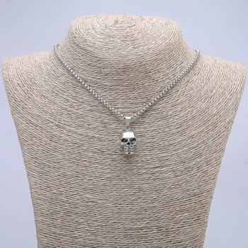 Přívěšek Lebka, 25 × 10 mm, na řetízku, délka 65 cm, barva kovu stříbrná