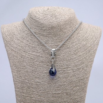 Přívěsek „Tlapa s koulí a lebkou“ modrý kovový, 50×16 mm, na řetízku, délka cca 70 cm