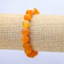 Náramek na gumičce z oranžového matného achátu, průměr korálků 10 mm, délka 18 cm+