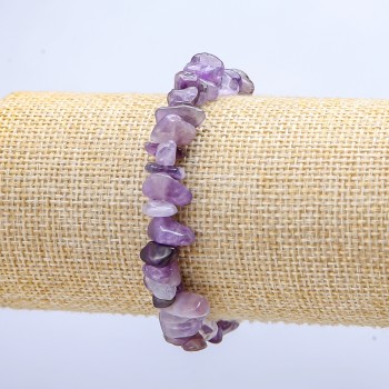 Náramek na gumičce z přírodního ametystu – drobné úlomky, průměr 5–8 mm, délka 18 cm