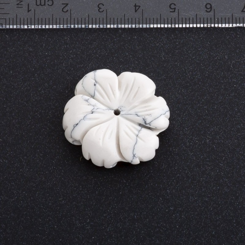 Kabošon ve tvaru květu z kaolonu, průměr 29 mm