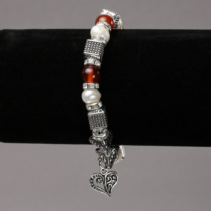 Náramek na gumičce z říčních perel a karneolu se stříbrnými vložkami, štrasami a přívěsky, průměr 8 mm ±, délka 18 cm ±