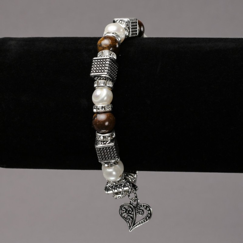 Náramek na gumičce z říčních perel a tygrového oka se stříbrnými vložkami, štrasami a přívěsky, průměr 8 mm, délka 18 cm