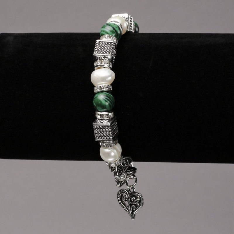Náramek na gumičce z říčních perel a malachitu se stříbrnými vložkami, štrasami a přívěsky, průměr 8 mm ±, délka 18 cm