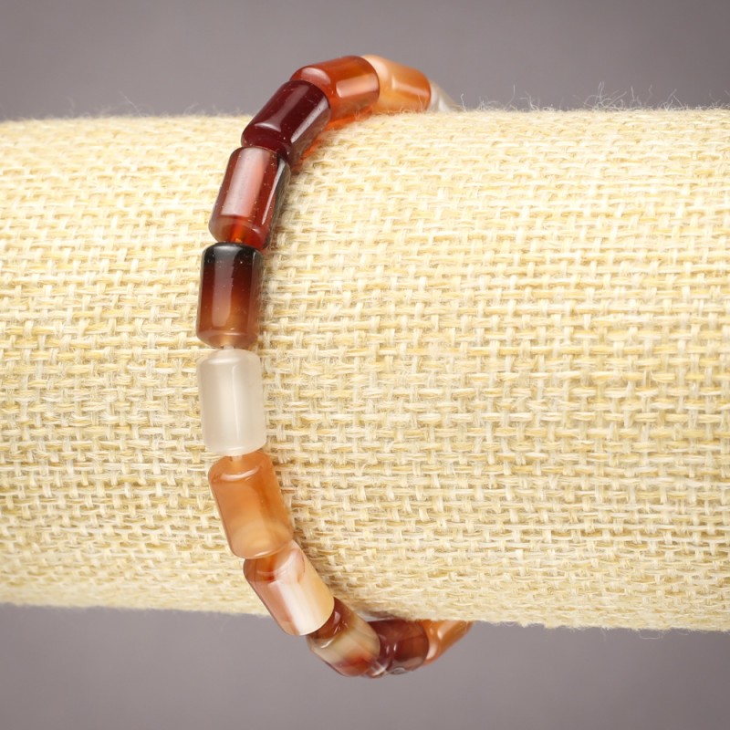 Náramek na gumičce z přírodního karneolu, hladké cylindrické korálky, průměr 10×6 mm