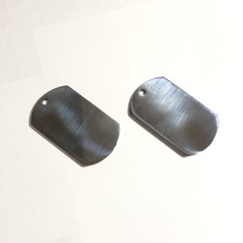 Kovový přívěšek–žeton, stříbrný kov, 40 × 24 mm, vnitřní průměr 2,5 mm, tloušťka 1,5 mm (za 1 ks)