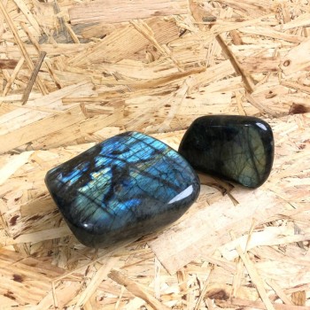 Suvenírový kámen z přírodního labradoritu, různých velikostí, hmotnost od 700 g (cena za 100 g).