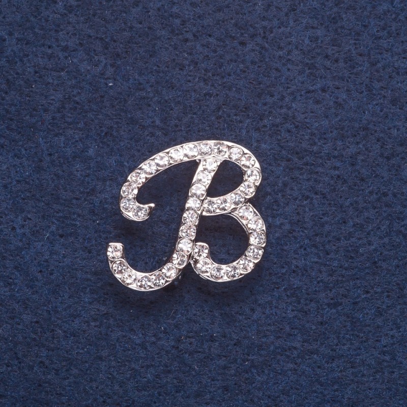 Brož s iniciálem 'V', barva kovu stříbrná, rozměry 2,4×2,3 cm