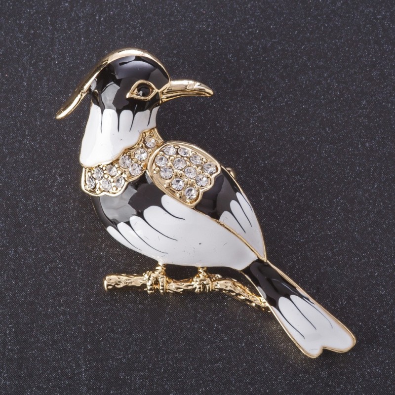Brož „Pták Ibis“ černobílá smaltovaná, kov v barvě zlata, série Ptáci, rozměr 5,5 × 3 cm