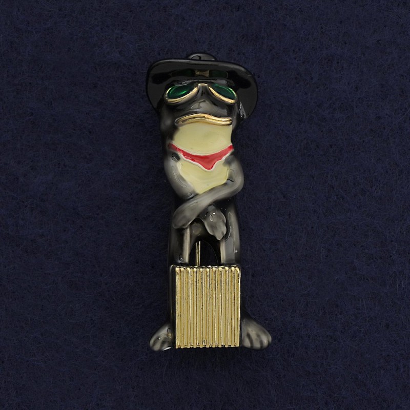 Brožka-přívěšek Žába se zavazadlem ze zlatistého kovu, šedý smalt 45×18 mm +