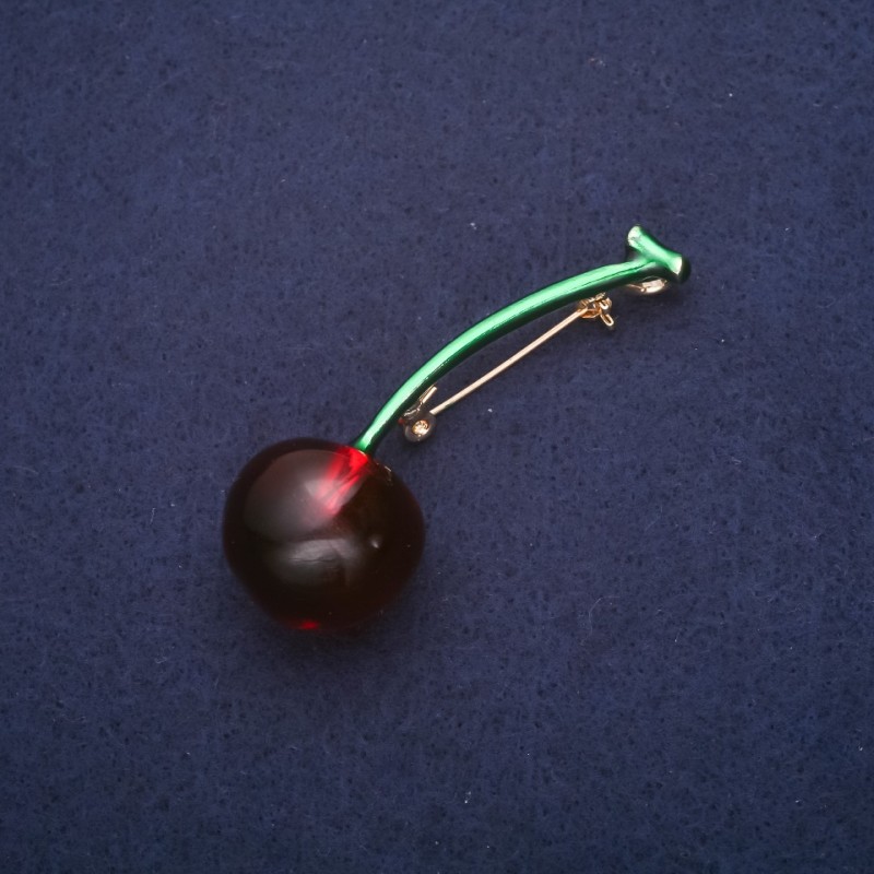 Brož s motivem třešní, smalt a sklo, zeleno-červená, 61×21 mm, zlatý kov