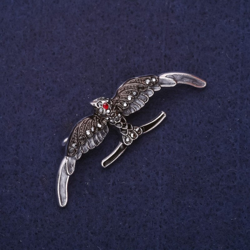 Brož Vlaštovka se smaltovanou výplní a kamínkami, barva šedá/černá, 54×18 mm, stříbrný kov