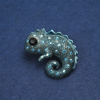 Brož Chameleon zlatistého kovu, smalt a benzínové štrasové kamínky 42×30 mm +