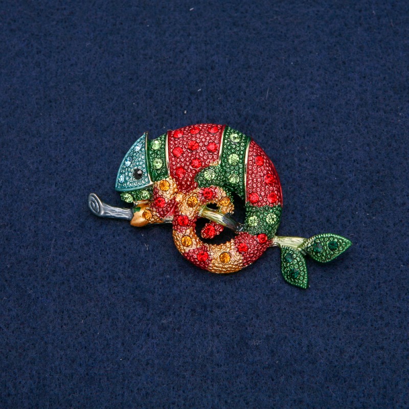 Brož Chameleon, pozlacený kov se štrasovými kamínky černými, žlutými, zelenými, červenými, tmavě zelenými a světle modrými 63 × 35 mm +