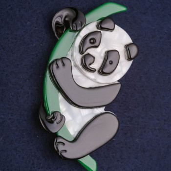 Brož Panda z plastu bílá, černá a zelená 74 × 40 mm