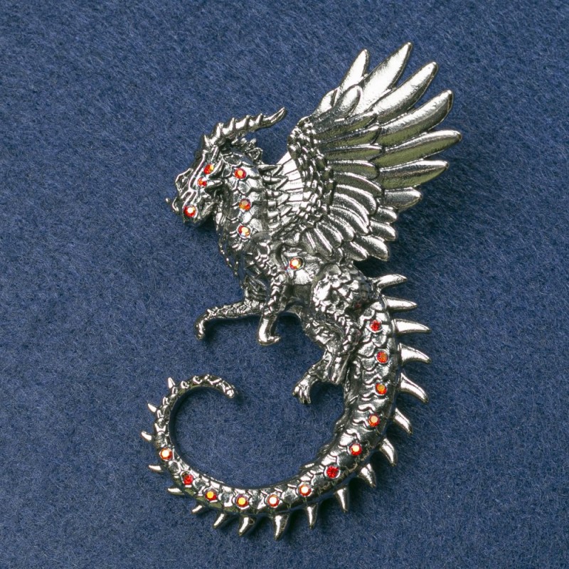 Brož Drak, stříbrný kov, s červenými rhinestones 64×50 mm+