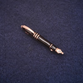 Brož ve tvaru propisky, 5×45 mm, smalt černé barvy a zlatistý kov