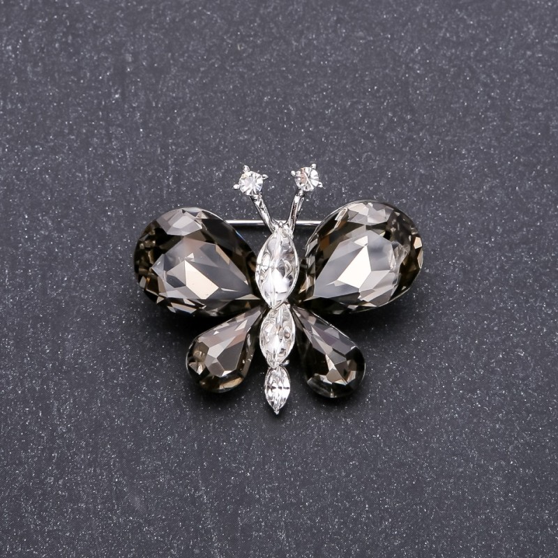 Brož motýl se šedými krystaly 36×30 mm, bílý kov