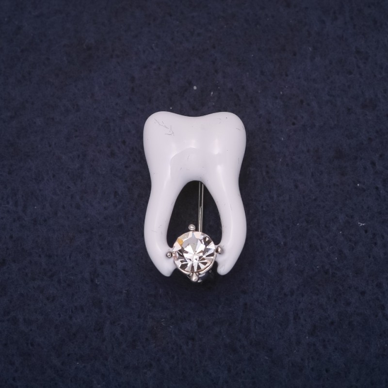 Brož Zub 25×15 mm, bílý smalt, kov stříbrný