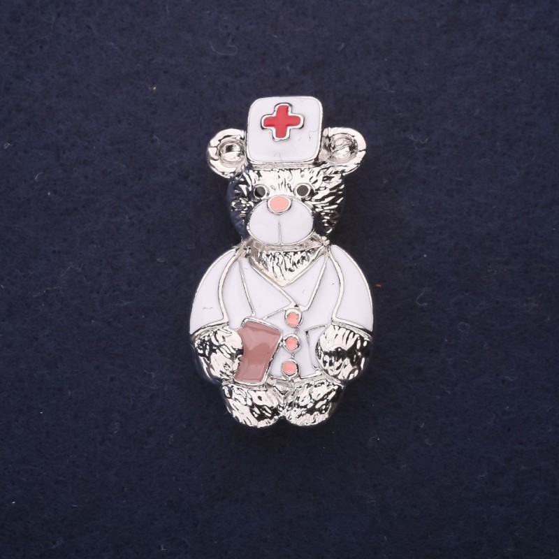 Brož Medvídek Doktor, smalt, barvy bílá a červená, 40×22 mm, stříbrný kov