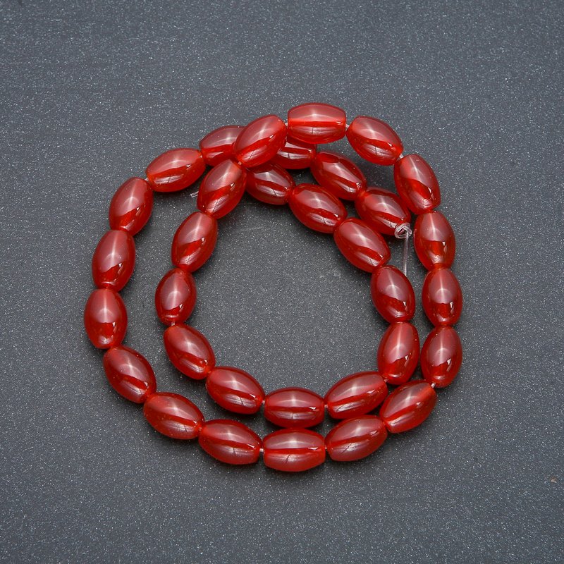 Válečkové korálky z karneolu na niti, průměr 8×12 mm, délka 38 cm