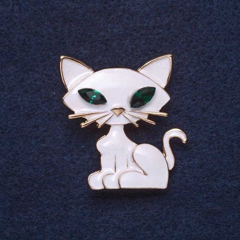 Brožka „Koťátko“ s bílým smaltem, zlatá barva kovu, 3,5×3 cm