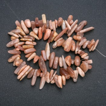 Nitka z přírodního selenitu ve tvaru drobných částeček 'jehlička', rozměr 15×5 mm, délka 40 cm +