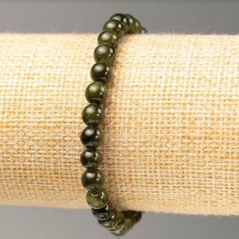 Náramek na gumičce z tonovaného křemene tmavě zelené barvy (umělý akryl), průměr 6,5 mm, délka 18 cm