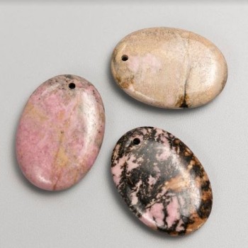 Přívěsek oválného tvaru z rodonitu, rozměr 35×25 mm