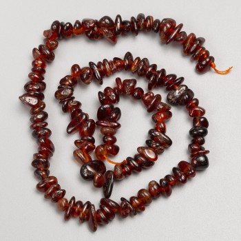 Korálky z granátu brunátně zbarvené, leštěné na niti, průměr 7×5 mm, délka cca 40 cm