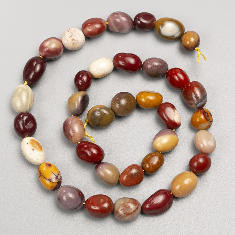 Korálky z kamene jaspis Mookaite galutování na niti, průměr 10×12 mm, délka cca 40 cm