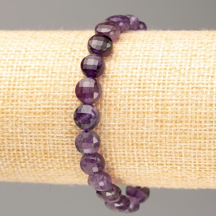 Náramek z přírodního ametystu, granovaná mince, průměr 8×5 mm, délka 18 cm ±, na gumičce