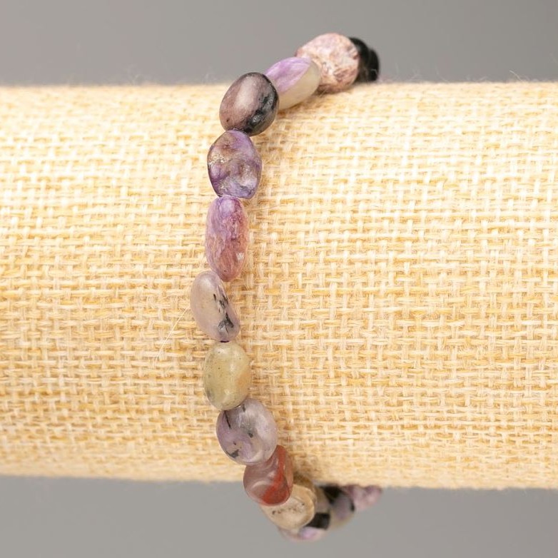 Náramek z přírodního charoitu na elastické gumičce, průměr 9×7 mm (±), obvod 18 cm
