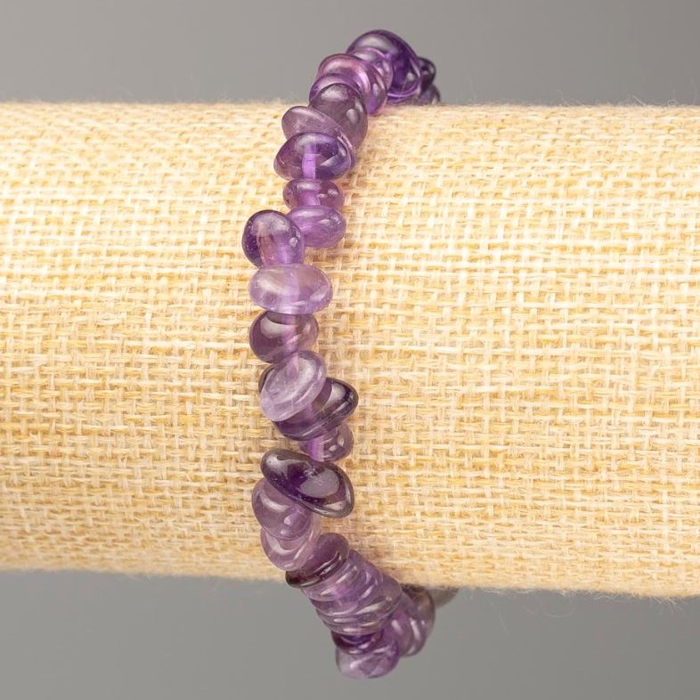 Náramek na pružné gumičce z přírodního ametystu – drobné částečky, průměr 12×5–7×4 mm ±, délka 18 cm