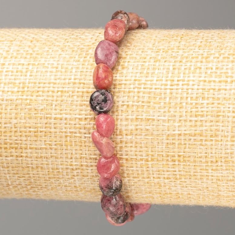 Náramek z přírodního rhodonitu – tromlované kameny o rozměrech 7×9–6×7 mm, délka 18 cm