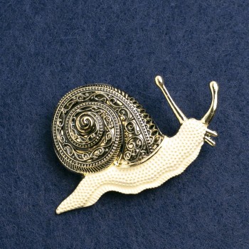Brožka «Šnek» smaltovaná bílo-zlatá, zlatý kov 50×32 mm