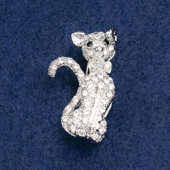 Brož Koťátko se štrasami bílé a růžové barvy, stříbrný kov 37×21 mm