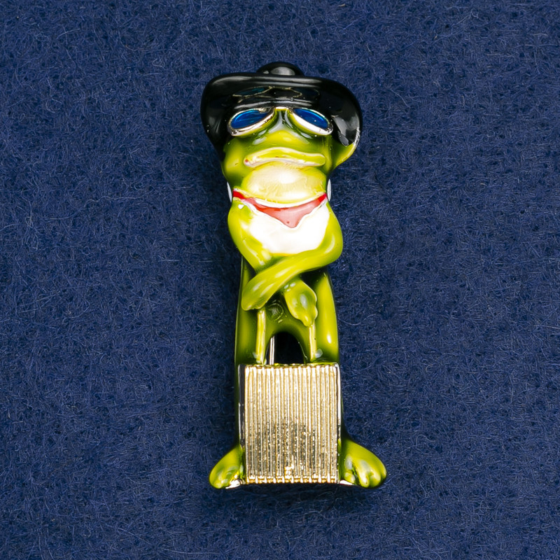 Brožka-přívěšek Žába se zavazadlem, zelený smalt, kov zlaté barvy 45×18 mm