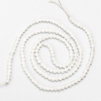 Drobné korálky ze syntetického spinelu – broušené kuličky, průměr 2 mm, na niti, délka 37 cm