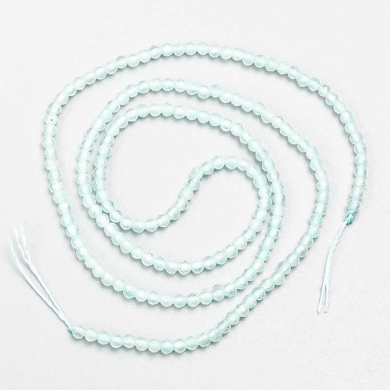 Drobné korálky spinelu (syntetické), světle azurové, facettovaná kulička, průměr 2 mm ±, na niti, délka 37 cm