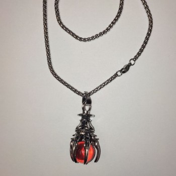 Přívěšek „Koule v tlapě“ oranžový 40×18 mm na řetízku, délka 70 cm