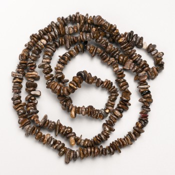 Korálky z bronzitu, drobné fragmenty přírodního kamene na niti, průměr 7×2 mm, délka 88 cm ±