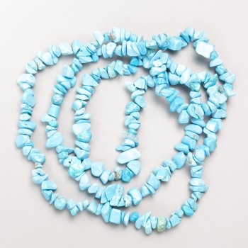 Korálky tyrkysové (umělý křemen) – drobné korálky na niti, průměr 7×3 mm, délka 86 cm