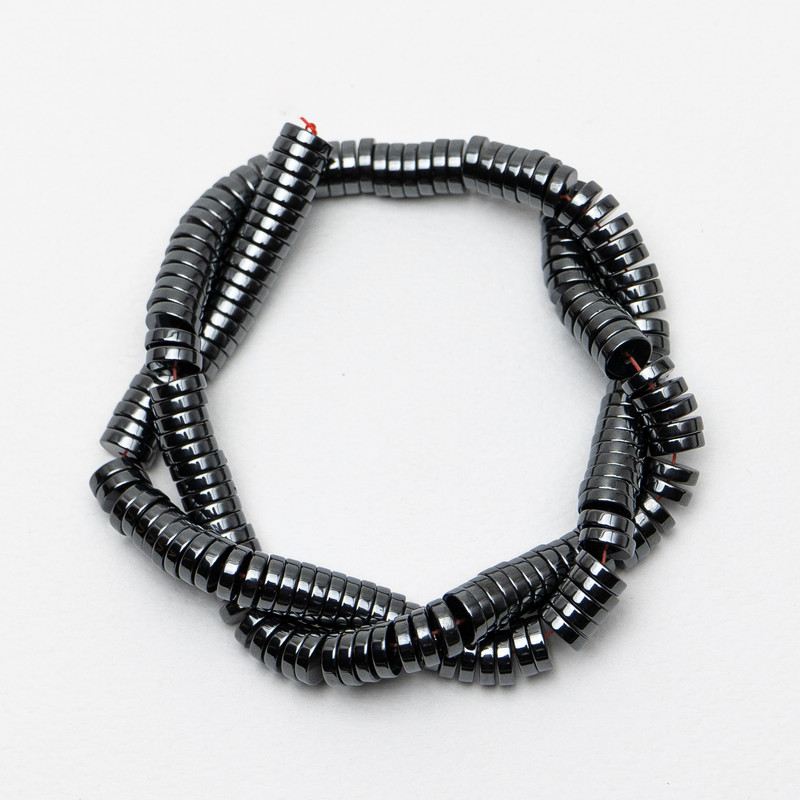 Korálky z hematitu ve tvaru disku, průměr 8×2 mm, délka cca 40 cm, na vlasci