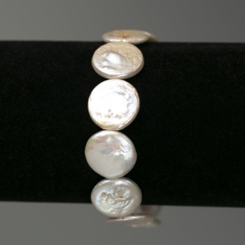Náramek z barokních perel 'mince' v odstínu benzínu — průměr 16 mm ±, délka 18 cm ± (elastický)