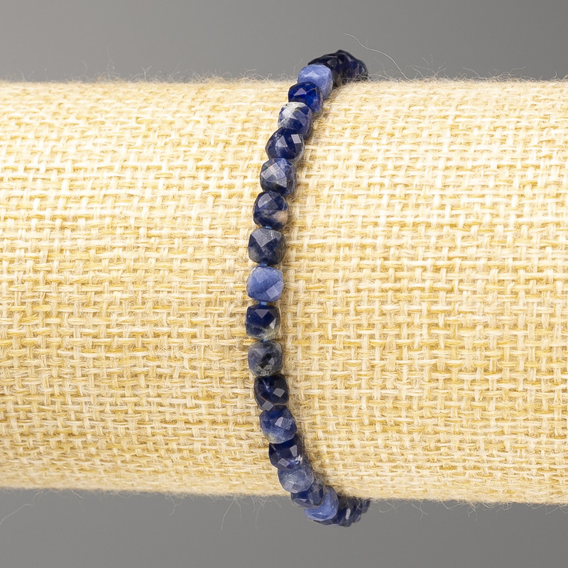 Náramek ze sodalitu, přírodní kámen, brusované kostky, průměr 4–5 mm, délka 18 cm (elastický)