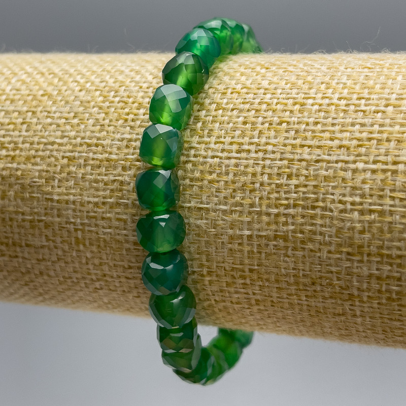 Náramek z chrysoprazu, přírodní kámen, brusované kubíky, průměr 7 mm, délka 18 cm (elastický)