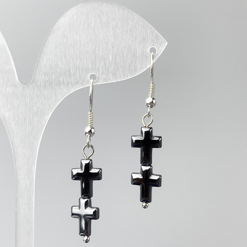 Náušnice Hematitový kříž, průměr 8 mm, rozměry 5 × 23 mm, délka 44 mm
