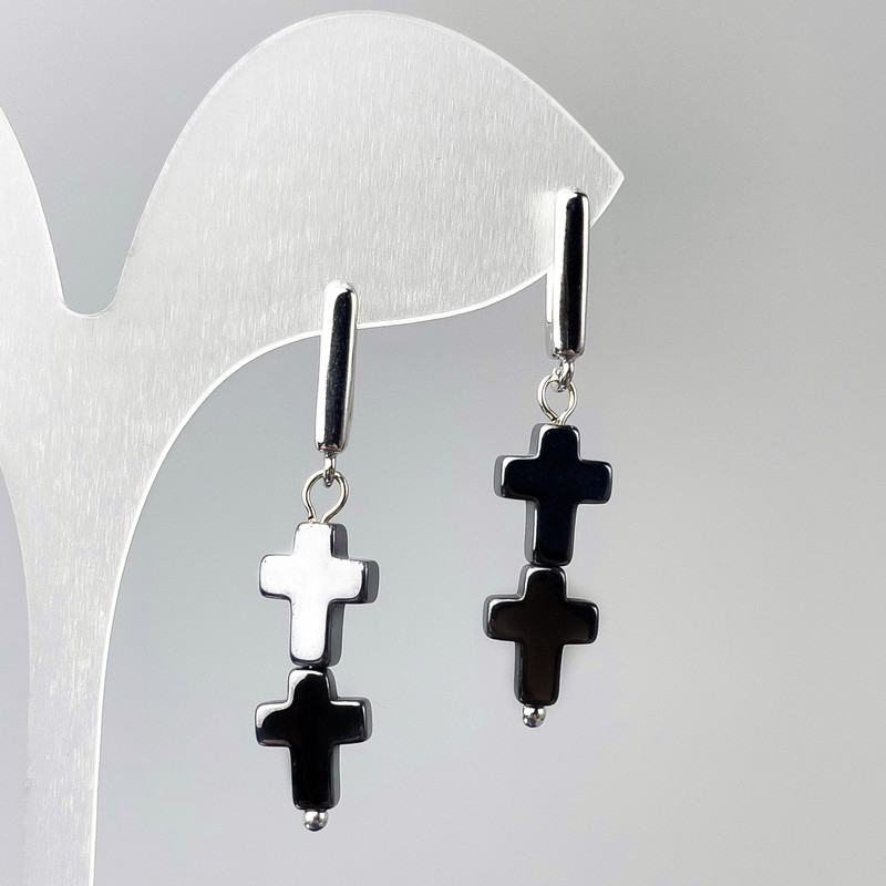Náušnice z hematitu s křížem, rozměr 8,5×23 mm, délka 37 mm