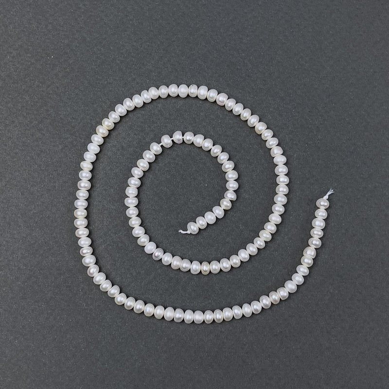 Říční perly na niti, průměr 4×3 mm ±, délka 38 cm